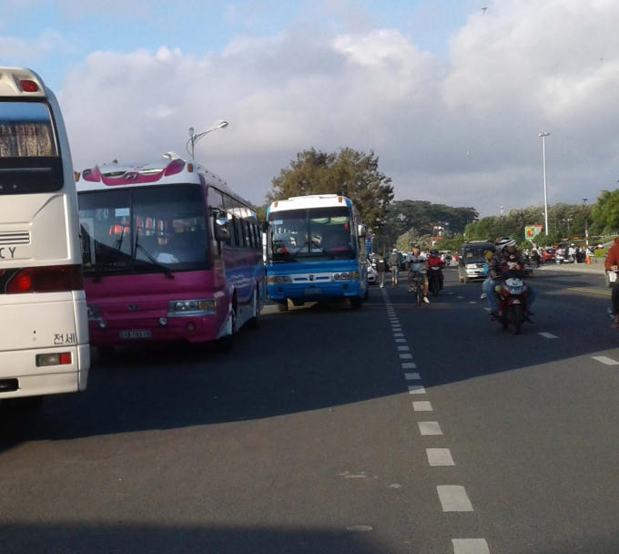 Nhiều xe du lịch dừng, đỗ ở khu vực gần Quảng trường Lâm Viên Đà Lạt.