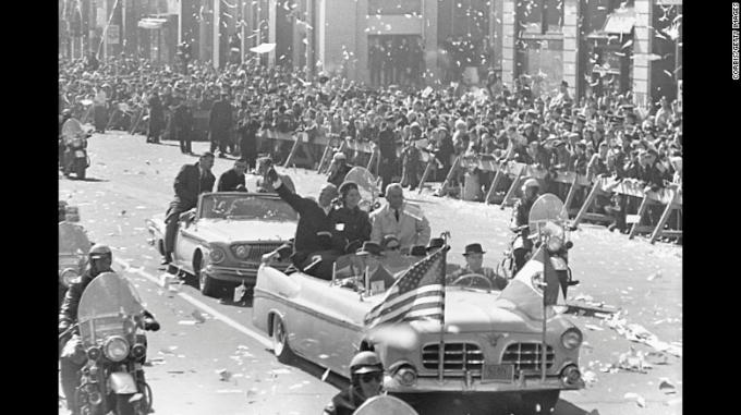 Ngày 20/2/1962, ông Glenn đã bay 3 vòng quanh quỹ đạo Trái Đất trong tàu vũ trụ Friendship. (Ảnh: Getty)