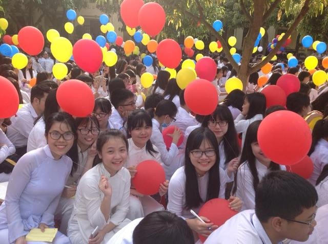 Đó là những lời răn dạy của thầy Ngô Sỹ Thủy - Hiệu trưởng trường THPT chuyên Phan Bội Châu (Nghệ An) gửi tới các em khối 12 trong ngày Lễ tri ân trưởng thành của học sinh khóa 42. Ảnh: Trần Hiếu.
