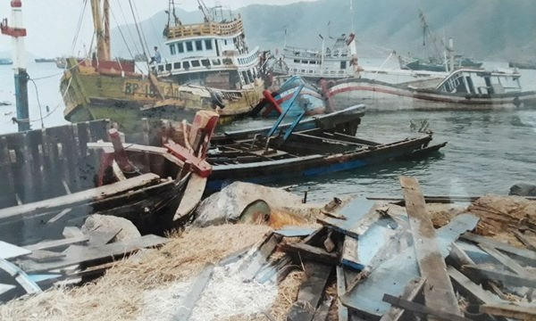 Tàu bè vỡ tan do bão Linda.