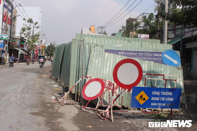 Lô cốt “đua nhau mọc" lên giữa đường cản trở giao thông.
