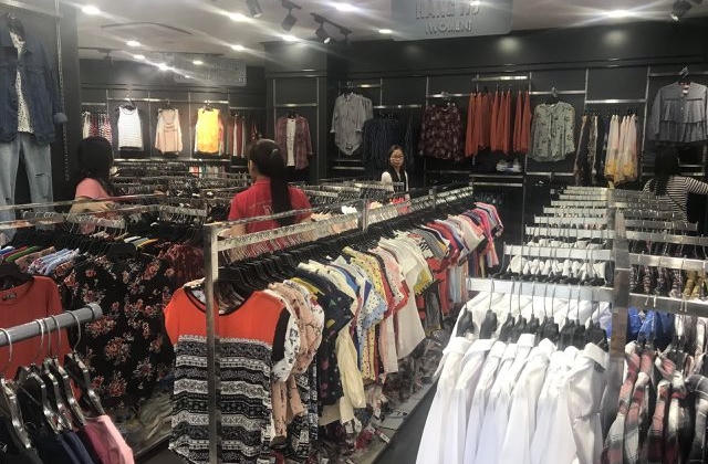Bán quần áo ế ẩm, dân buôn giảm nhập một nửa hàng Trung Quốc