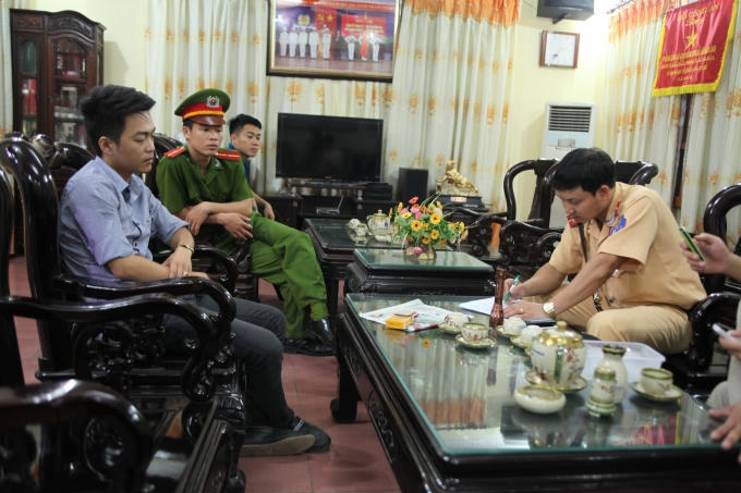Công an Bắc Giang đang tiến hành lập biên bản (ảnh co Công an Bắc Giang cung cấp).