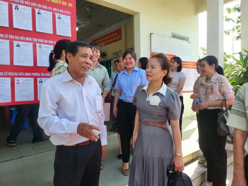 Cử tri KP4 phường Tân Triều (Đồng Nai) trao đổi với ứng cử viên Nguyễn Thị Thanh Thủy tại buổi tiếp xúc.