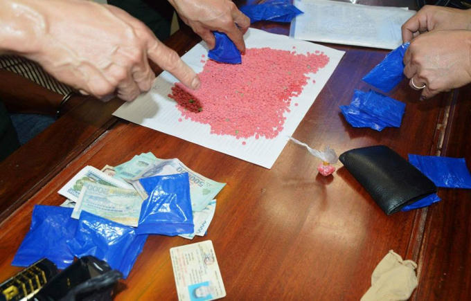 3950 viên Hồng phiến được Lộc giấu kín trong 2 chiếc tất chân, đồng thời thêm 35 viên hồng phiến Lộc cất trong ví da.