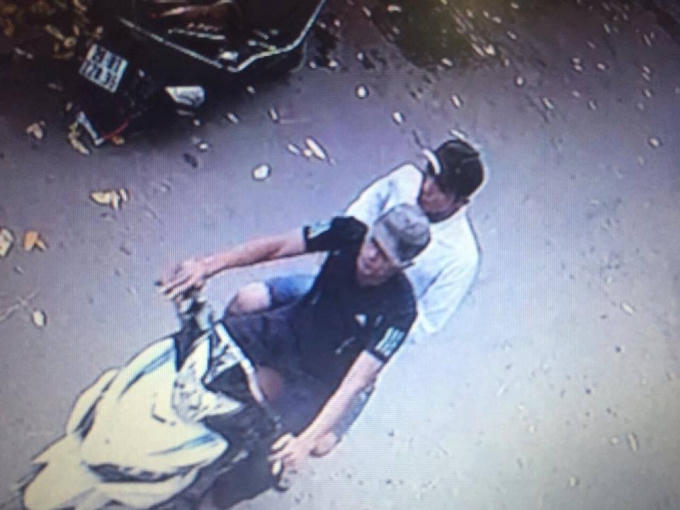 Khuôn mặt của hai tên trộm được Camera an ninh của gia đình ghi lại được (Ảnh: cắt từ clip).