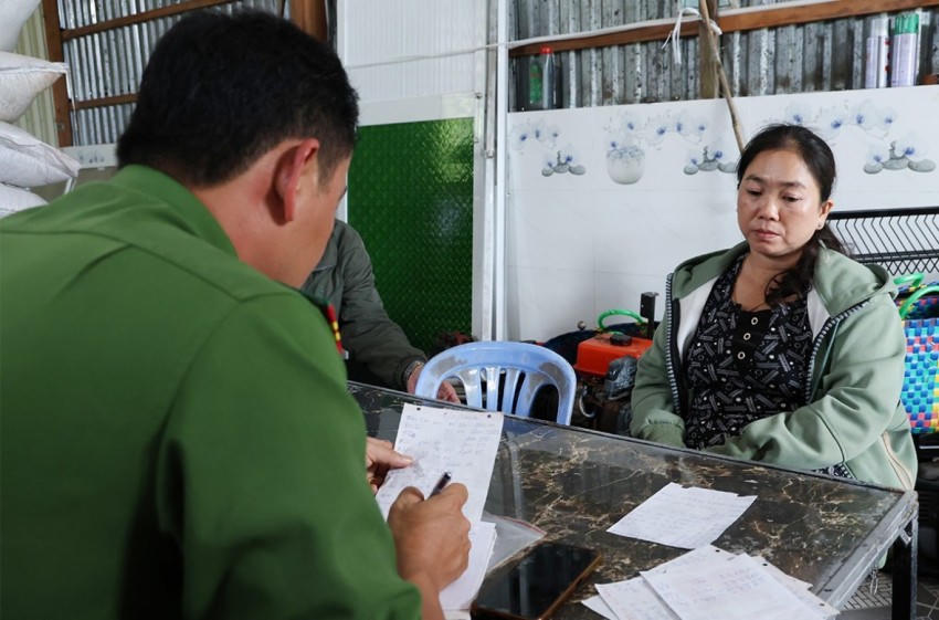 Bà Cao Thị Hồng tại thời điểm cơ quan Công an kiểm tra.