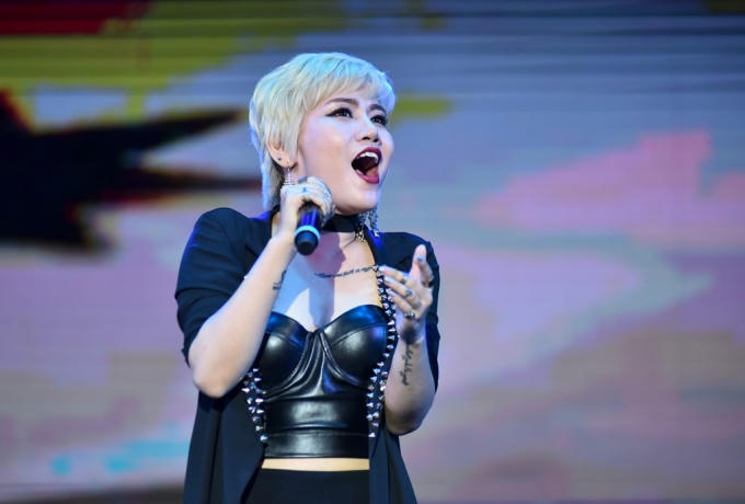 Yến Lê - học trò xuất sắc của Tuấn Hương trong chương trình The Voice mùa 3 góp mặt vào cuối live show. Nữ ca sĩ thể hiện 3 ca khúc là Quay lưng, Nhà là nơi để về và Don't leave me alone. Cô được nhiều khán giả ủng hộ với phong cách trình diễn sôi động và "ngựa hoang" không kém thầy của mình.