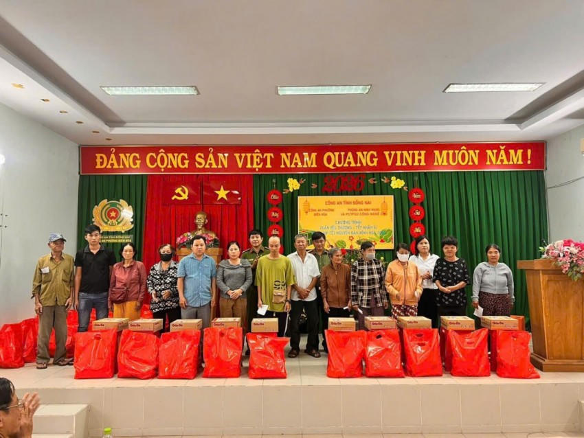 Người dân được tặng quà nhân dịp Tết đến xuân về.