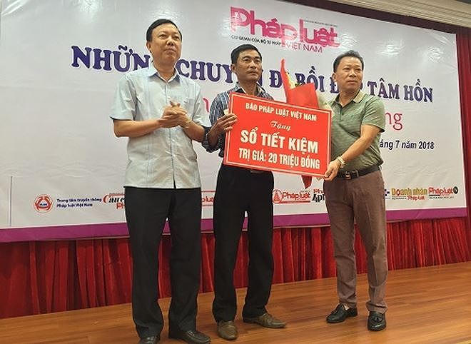 TS. Đào Văn Hội, Tổng biên tập Báo PLVN tặng sổ tiết kiệm cho anh Trần Văn Hùng - công chức tư pháp xã Đức La, Đức Thọ, Hà Tĩnh.
