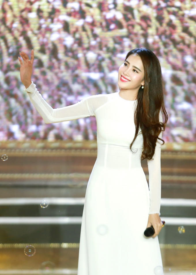 Ngẩn ngơ vẻ đẹp đến nao lòng của Nam Em trong tà áo dài trắng Tình Bolero 2016