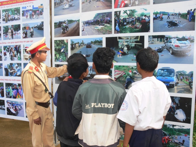 Tổ chức tuyên truyền luật giao thông đường bộ cho học sinh.