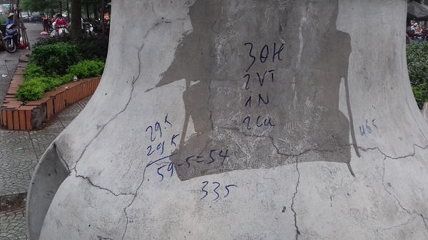 Thậm chí, người dân còn vẽ bẩn lên cột.