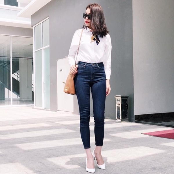 Chọn khăn cổ bản nhỏ đa màu làm ''gia vị'' cho bộ đôi sơ mi trắng và quần jeans, Trà Ngọc Hằng ghi điểm hoàn hảo khi làm mới mình với hình ảnh quý cô công sở.