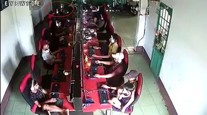 Khoảng khắc hai thanh niên ngồi phía ngoài trước khi xe ô tô mất lái lao vào.