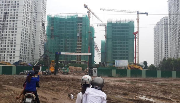 Quang cảnh lầy lội trước công trường dự án