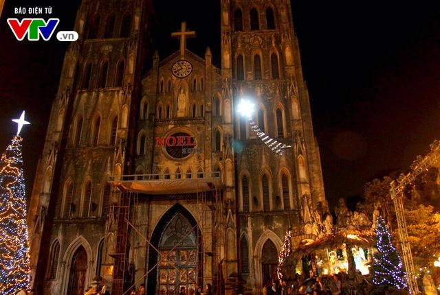 Nhà thờ Lớn mang đậm nét đặc trưng của kiến trúc Gothic là địa điểm lí tưởng để du khách đón Giáng sinh tại Hà Nội