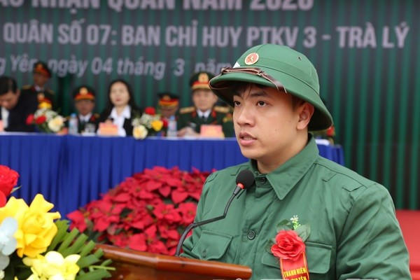 Tân binh Hà Minh Hiếu, phường Trà Lý phát biểu lời hứa quyết tâm lên đường thực hiện nghĩa vụ thiêng liêng với Tổ quốc tại buổi lễ.