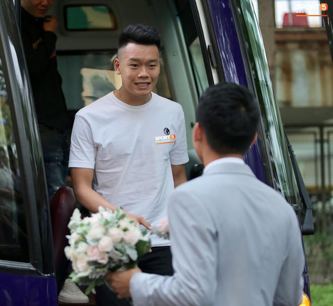 Quang Hải, Đình Trọng cùng dàn cầu thủ Hà Nội hóa soái ca áo trắng