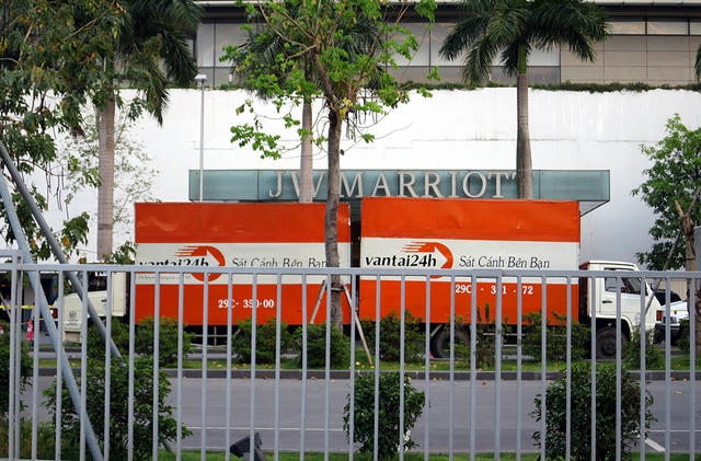 Phía ngoài cùng có 1 hàng xe tải mui kín che khuất để cho người đi phía ngoài đường Đỗ Đức Dục không thể nhìn thấy đội xe này.