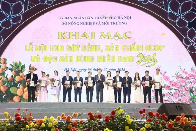 Lãnh đạo Sở Nông nghiệp và Môi trường, Hội Nông dân thành phố Hà Nội trao quyết định công nhận sản phẩm OCOP cho các chủ thể.