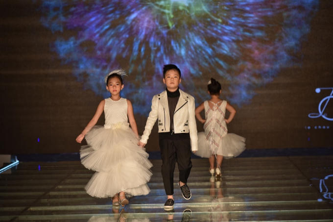 Bên cạnh đó, việc sử dụng các chất liệu mềm mại, thấm hút mồ hôi như cotton, giúp các bé thoải mái trong mọi hoạt động cũng là điều mà NTK Lê Châu Kha đặt lên hàng đầu để nâng cao tính ứng dụng trong thời trang trẻ em.