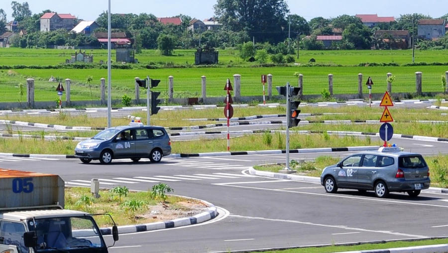 Khi thực hiện kiểm soát trên môi trường điện tử, lực lượng chức năng không được phép yêu cầu người dân phải xuất trình GPLX bản vật lý (thẻ PET). Ảnh IT
