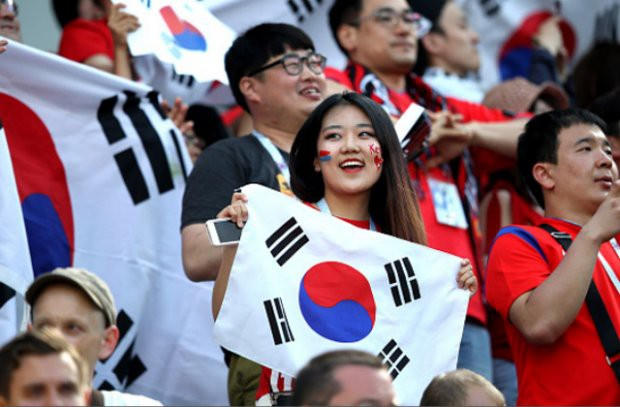 Cổ động vi&ecirc;n H&agrave;n Quốc rực rỡ khoe sắc tại World Cup 2018