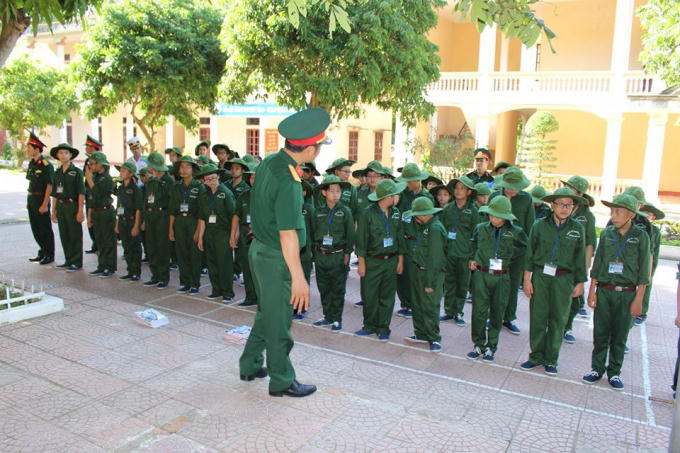Nhìn các bạn nhỏ thật ra dáng ''chiến sĩ"'