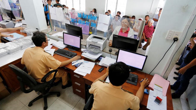 Từ ngày 16/3/2018 đến hết 31/12/2019, người dân có thể khai, nộp lệ phí trước bạ qua mạng Internet với ô tô, xe máy - Ảnh: VnEconomy