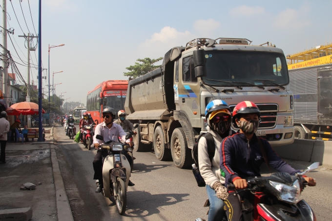 Do tình trạng kẹt xe diễn ra thường xuyên, nên nhiều xe tải phải chạy lấn sang làn đường xe máy gây ra rất nhiều nguy hiểm.