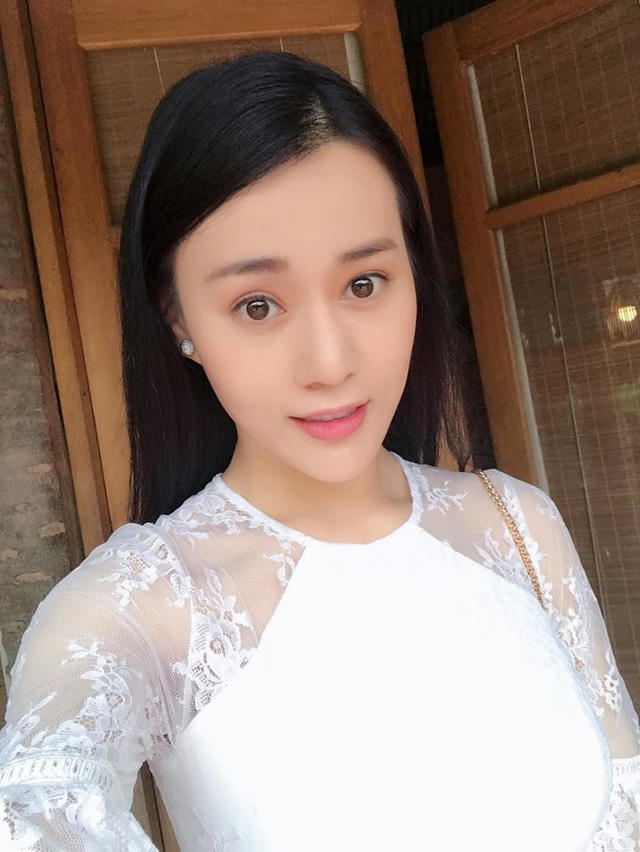 Phương Oanh ngoài đời là một cô gái trẻ trung, tự lập và mạnh mẽ.