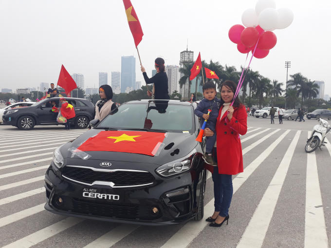 Các cháu nhỏ cũng được người thân đưa đến đây để hò chung không khí náo nhiệt.