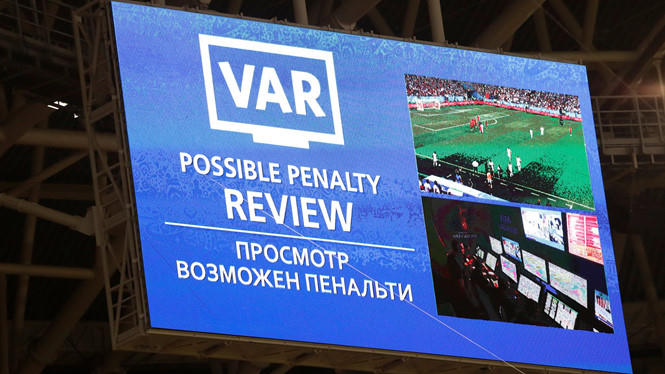 Công nghệ VAR tạo nhiều thú vị cho World Cup, nhưng cũng đang gây tranh cãi dữ dội về quyền sử dụng VAR thuộc về ai.