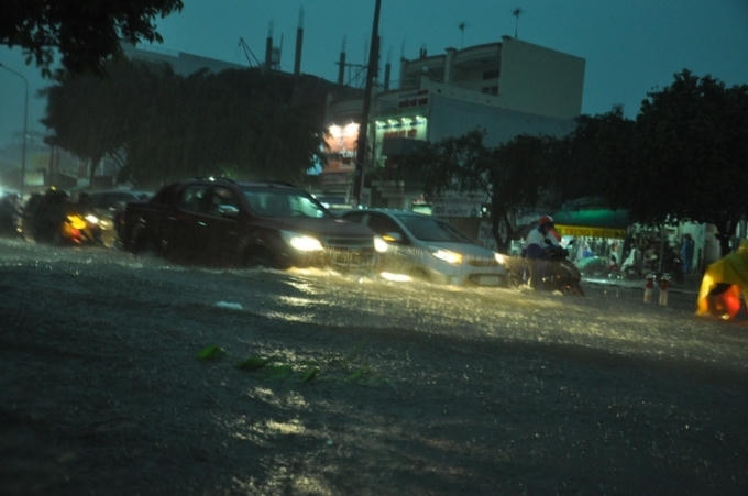 Chiều ngày 26/9 trên địa bạn TP HCM xảy ra mưa lớn kéo dài gần 2 tiếng đồng hồ biến mọi ngã đường trở thành sông. Mưa trắng xóa, đường ngập sâu khiến cho người tham gia giao thông vô cùng khó khăn.