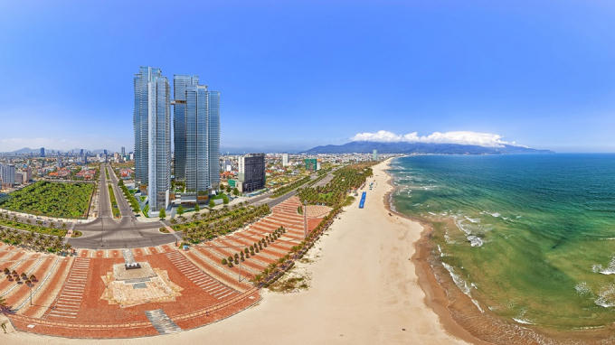 Dự án Wyndham Soleil Danang nằm trên bãi biển Mỹ Khê, ngay trục Võ Nguyễn Giáp - Phạm Văn Đồng.