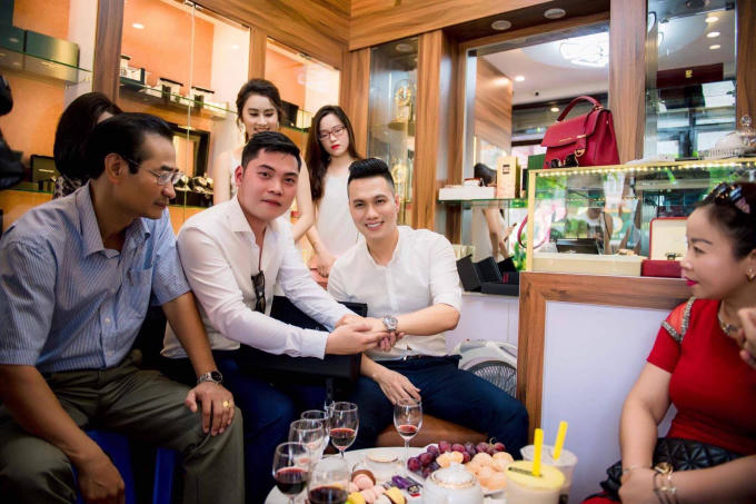 Diễn viên Việt Anh lên tay chiếc đồng hồ Omega Speedmaster Professional.