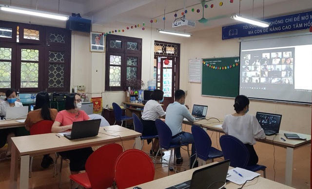Ban chỉ đạo sử dụng 7 máy tính và một màn hình chiếu lớn, kiểm tra giám sát giám thị và học sinh trong suốt quá trình làm bài.