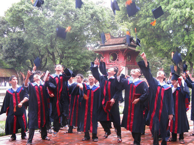 Đào tạo ồ ạt 9.000 tiến sĩ để làm gì?