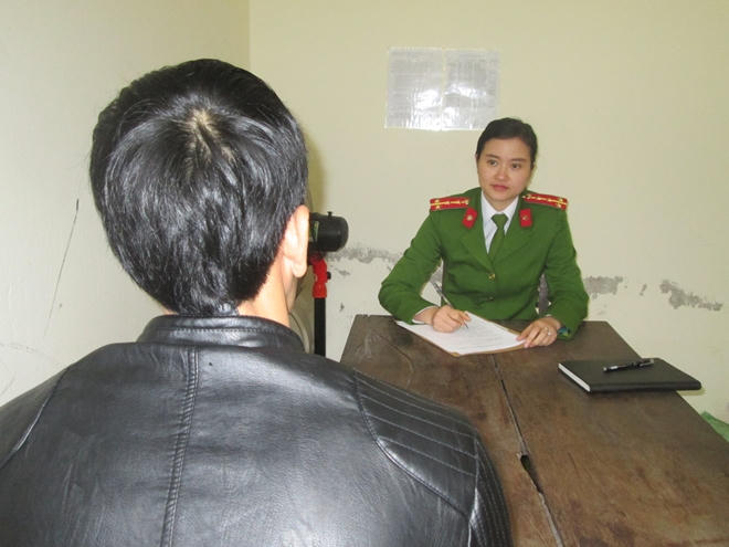 Đối tượng Văn tiến hành lấy lời khai tại cơ quan Công an.