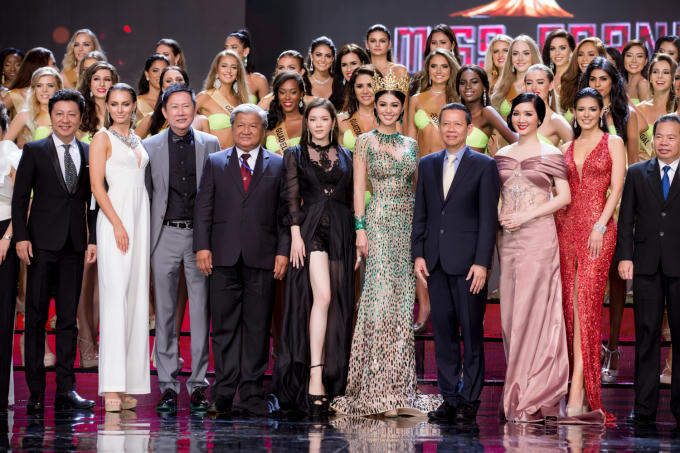 Lý Nhã Kỳ kiêu sa ngồi ghế nóng đêm Sơ kết Miss Grand International 2017