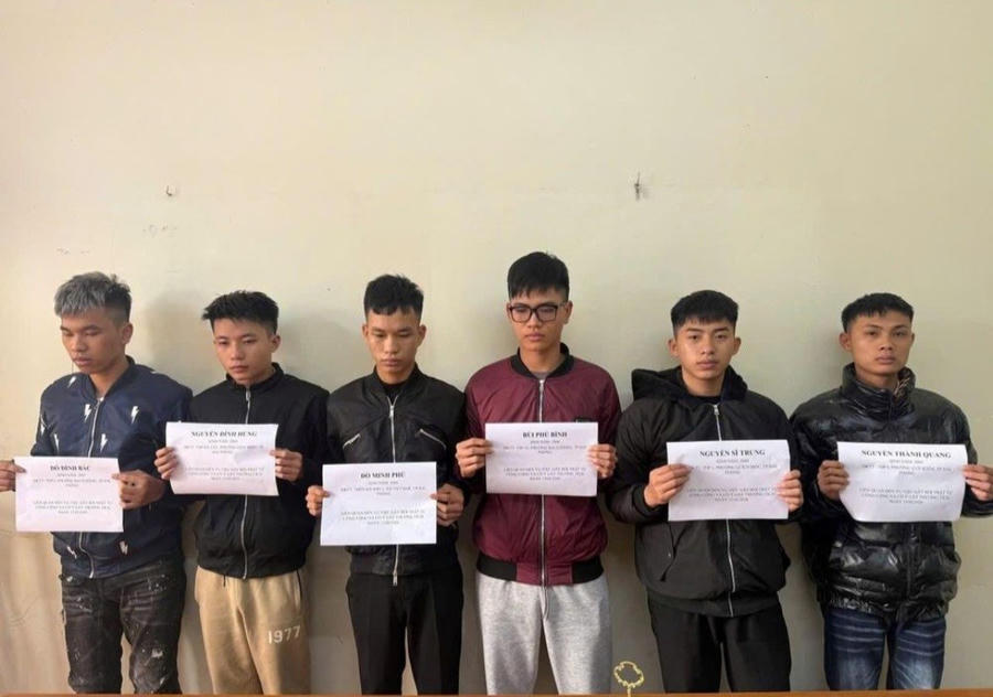 Nhóm thanh niên liên quan vụ gây rối trật tự bị Cơ quan CSĐT triệu tập để điều tra, làm rõ hành vi.