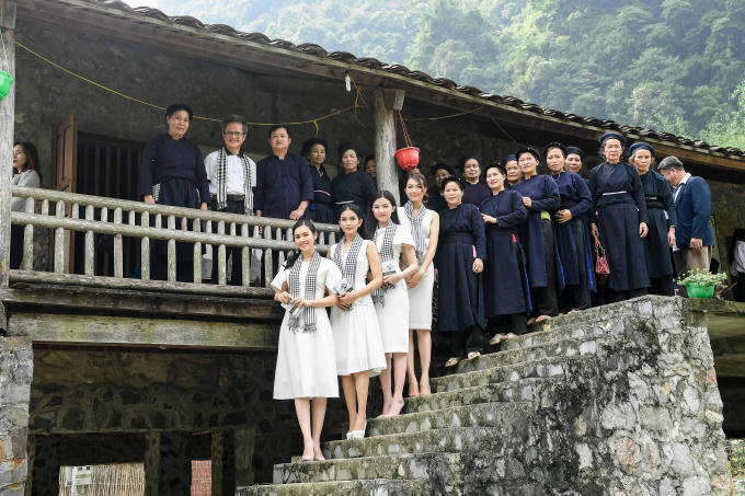 Các người đẹp hoa hậu vượt núi tặng sách cho thanh niên vùng cao