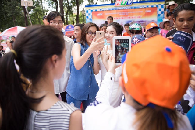 L&yacute; Nh&atilde; Kỳ rạng rỡ trao giải đua xe đạp C&uacute;p truyền h&igrave;nh TP HCM