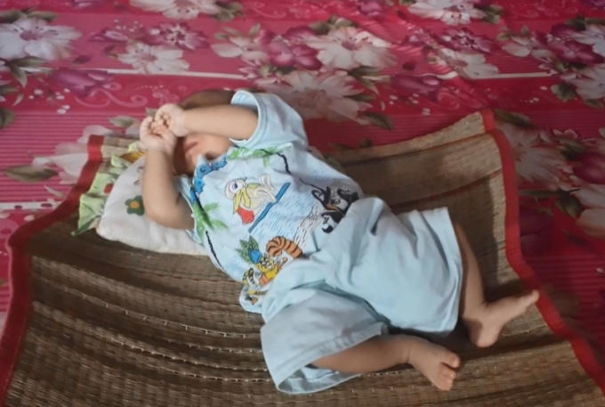 Bé trai bị bỏ rơi, còn nguyên dây rốn đang được chị Út chăm sóc trong tình trạng sức khỏe tốt.