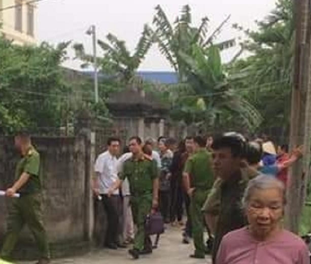 Lực lượng chức năng tiến hành phong tỏa hiện trường, điều tra, làm rõ vụ việc.