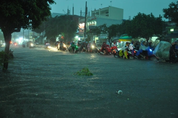 Nhiều người phải dồn lên chỗ có mặt đường cao hơn để xe không bị chết máy.