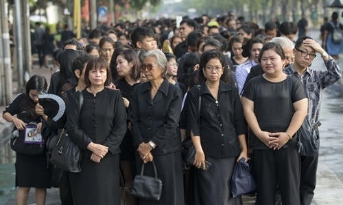 Nhiều người Thái Lan mặc đồ đen bày tỏ đau buồn gần Cung điện Hoàng gia (Grand Palace) sáng nay. (Ảnh: AP).