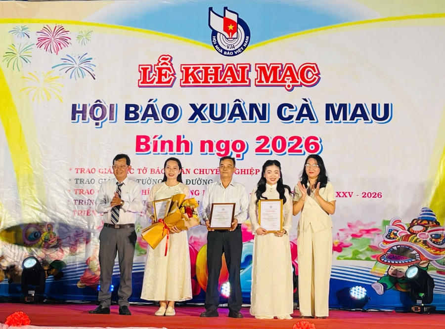 Nhà báo Ngô Minh Toàn và Nhà báo Nguyễn Thị Lâm Anh - Phó Giám đốc Báo và Phát thanh, Truyền hình Cà Mau trao giải cho các cá nhân, tập thể đạt giải thể loại bút ký báo in và Phát thanh.