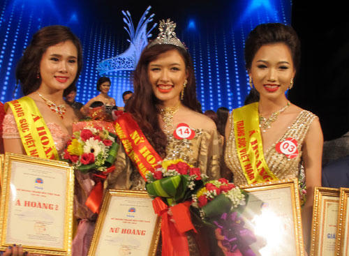 Đặng Phạm Phương Chi đăng quang Nữ hoàng Trang sức 2015 và các Á hoàng.